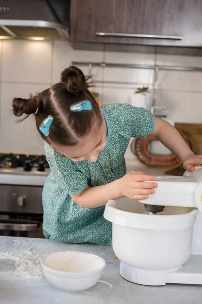 Muchacha Linda Divertida Preparando Masa Cocina Niño Hornea Galletas Cocina — Foto de Stock