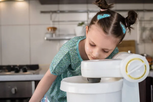 Engraçado Bonito Menina Preparando Massa Cozinha Criança Faz Biscoitos Cozinha — Fotografia de Stock