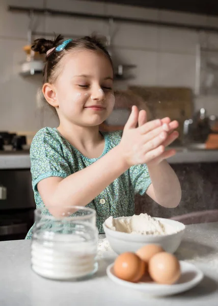 Muchacha Linda Divertida Preparando Masa Cocina Niño Hornea Galletas Cocina — Foto de Stock