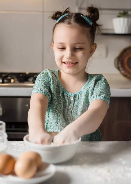 Muchacha Linda Divertida Preparando Masa Cocina Niño Hornea Galletas Cocina — Foto de Stock