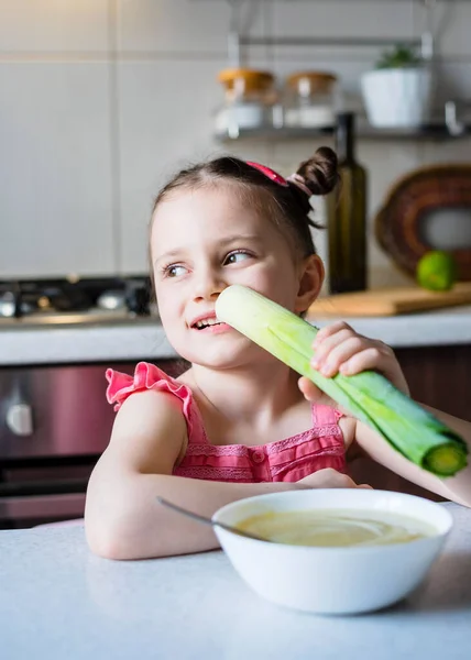 Menina Pré Escolar Comer Alho Porro Sopa Legumes Conceito Infância — Fotografia de Stock