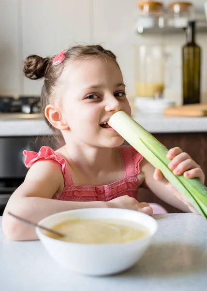 Menina Pré Escolar Comer Alho Porro Sopa Legumes Conceito Infância — Fotografia de Stock