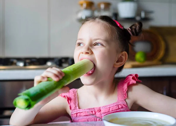 Menina Pré Escolar Comer Alho Porro Sopa Legumes Conceito Infância — Fotografia de Stock