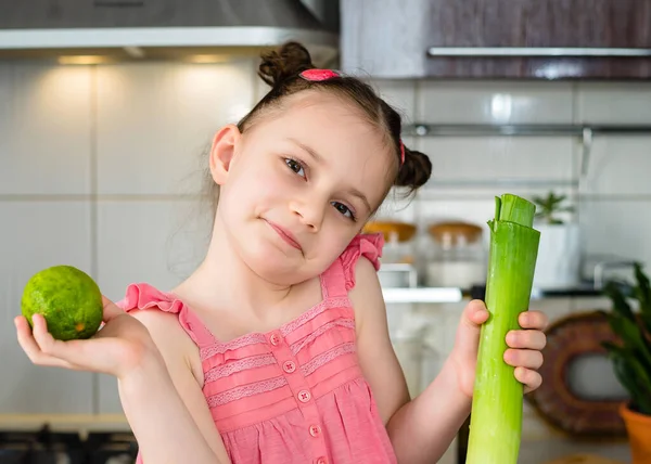 Concepto Alimentación Infantil Saludable Linda Niña Con Verduras Niña Preescolar —  Fotos de Stock