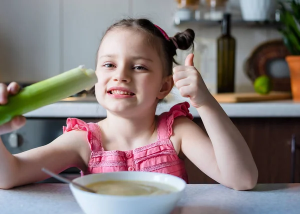 Menina Pré Escolar Comer Alho Porro Sopa Legumes Conceito Infância — Fotografia de Stock