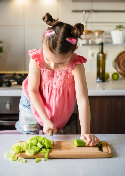 Niña Preescolar Corta Lechuga Cebolla Cocina Concepto Alimentación Infantil Saludable — Foto de Stock