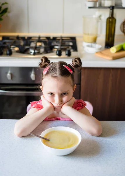 Menina Não Quer Comer Sopa Puré Legumes Comida Saudável Sopa — Fotografia de Stock