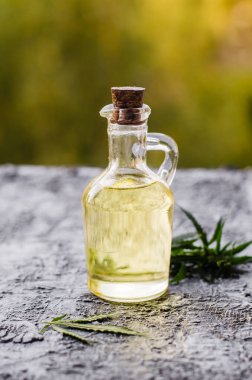Kenevir yağı veya CBD yağ kenevir özü, kenevir yağı. Birinci sınıf marihuana ürünleri. Tıbbi marihuana marihuana, marihuana yaprağıyla dolu şişelerde cbd yağı.. 