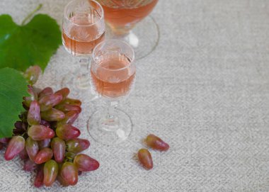 Geleneksel İtalyan grappası ya da likör ve üzüm. Şarap ve üzüm. Seçici odaklanma. Boşluğu kopyala