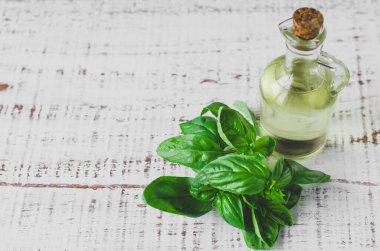 Fesleğen yağı ve taze fesleğen yaprağı. Kırsal tarzda. Kapat.