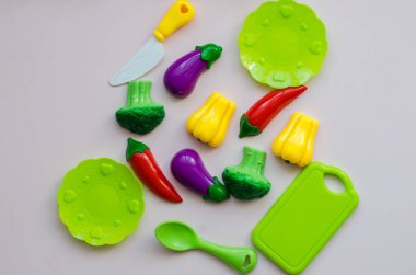 Plastik sebze oyuncakları. Plastik brokoli, paprika ve diğer malzemeler. Yaklaş, seçici odaklanma