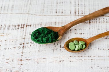 Ahşap kaşık, toz ve tabletler