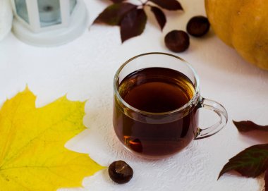 Sonbahar kompozisyonu balkabakları, kuru yapraklar, örgü kazaklar, beyaz arka planda çay. Düş