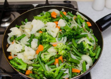 Sebze yahnisi. Kızartma tavasında haşlanmış sebze, brokoli ve taze fasulye..