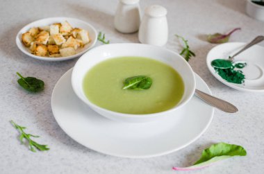 Taze yeşil sebze kremalı çorba. Beyaz arka planda brokoli kremalı çorba. Üst görünüm.