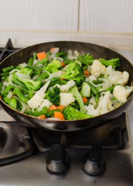 Sebze yahnisi. Kızartma tavasında haşlanmış sebze, brokoli ve taze fasulye..