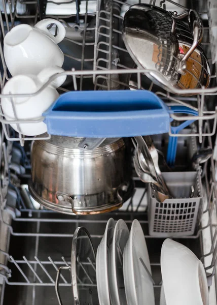 Открытая Посудомоечная Машина Чистой Посудой — стоковое фото