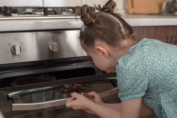 Años Edad Chica Con Peeps Horno — Foto de Stock