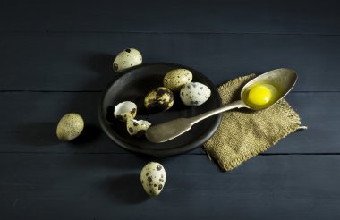 Bir tabak ve eski bir kaşık bıldırcın yumurtası.