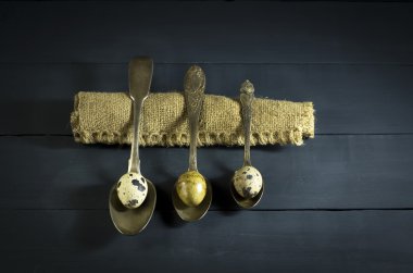 Eski kaşık bıldırcın yumurtası.