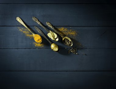 Bıldırcın yumurta bir kaşık ve baharatlar.