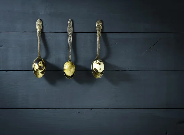 Huevos de codorniz en cucharas viejas . — Foto de Stock