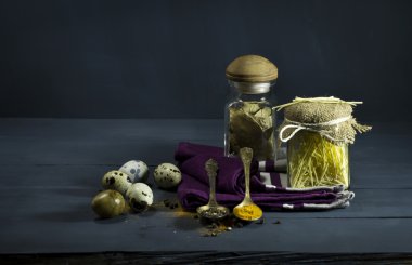 Baharat ve kavanoz bıldırcın yumurtası ile makarna.