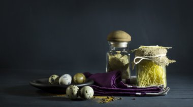 Baharat ve kavanoz bıldırcın yumurtası ile makarna.