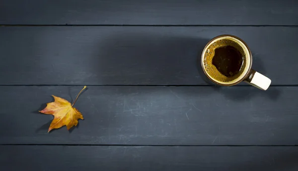 Taza de café sobre una mesa de madera azul — Foto de Stock