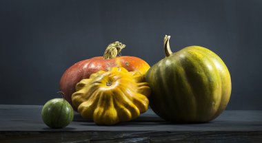 Mavi ahşap bir masa üzerinde kabaklar.