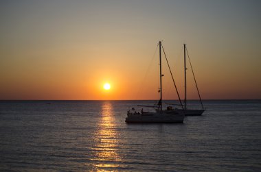 Günbatımı denizde Yatlar siluetleri