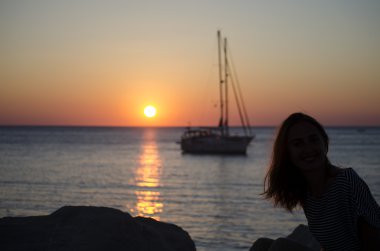 Yatların denize bakarak kız silüeti