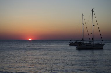 Günbatımı denizde Yatlar siluetleri