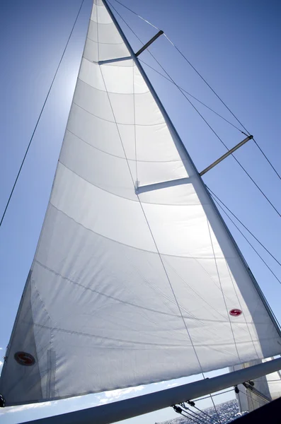 Sail yacht på bakgrund av blå himmel — Stockfoto