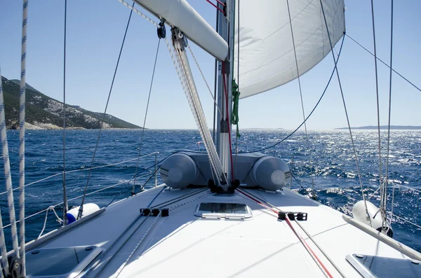 Vue du yacht sur la mer en journée d'été — Photo