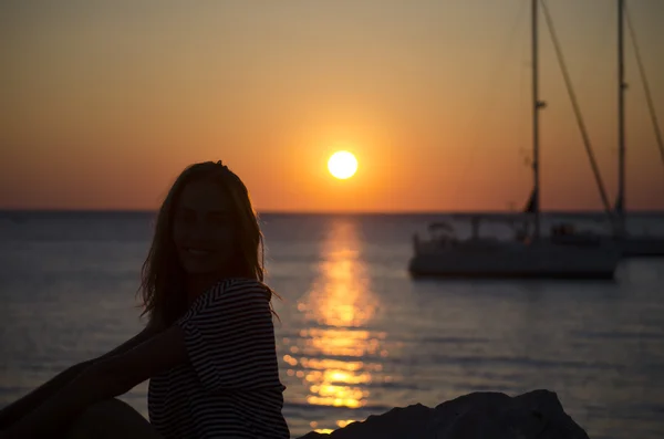 Silhouette della ragazza guardando il mare con yacht — Foto Stock