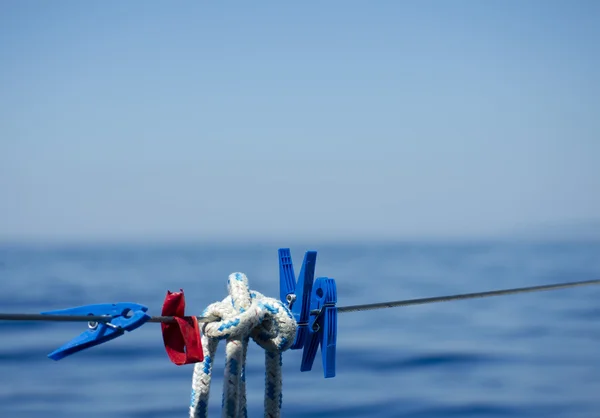 Espinhos de roupa e corda no fundo do mar — Fotografia de Stock