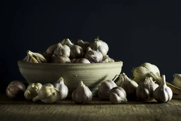 Cabezas de ajo en tazón — Foto de Stock