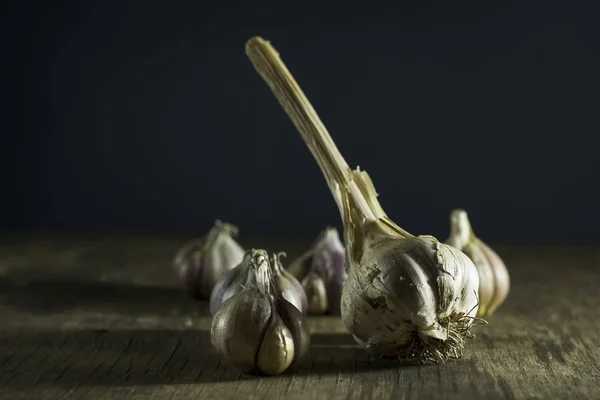 Cabezas de ajo sobre fondo de madera . — Foto de Stock