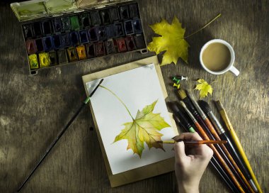 Kroki sonbahar yaprak çizen el genç kız.