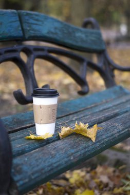 Güzel bir Bank üzerinde kağıt bardak kahve