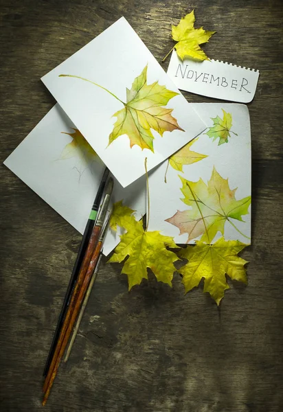 Cepillo de arte con bocetos y hojas de otoño — Foto de Stock