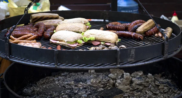 Straatvoedsel, barbecue vlees, gekookt op de grill. — Stockfoto