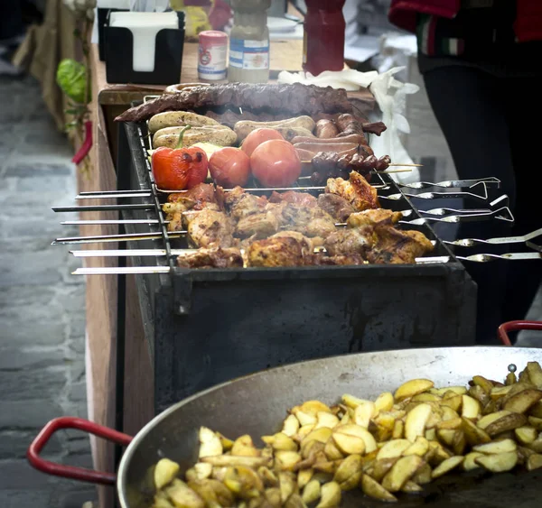 Straatvoedsel, barbecue vlees, gekookt op de grill. — Stockfoto