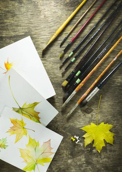 Cepillo de arte con bocetos y hojas de otoño — Foto de Stock