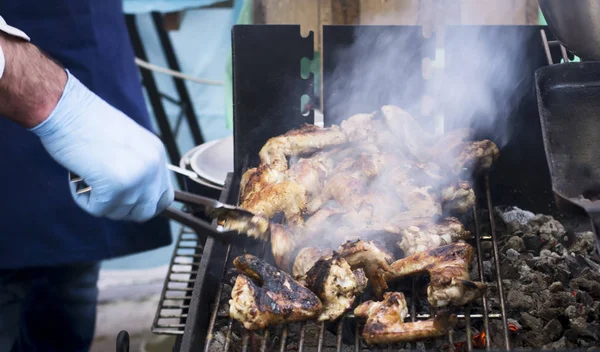 Straatvoedsel, barbecue vlees, gekookt op de grill. — Stockfoto