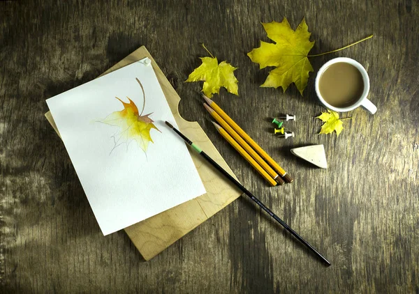 Cepillo de arte con bocetos y hojas de otoño — Foto de Stock