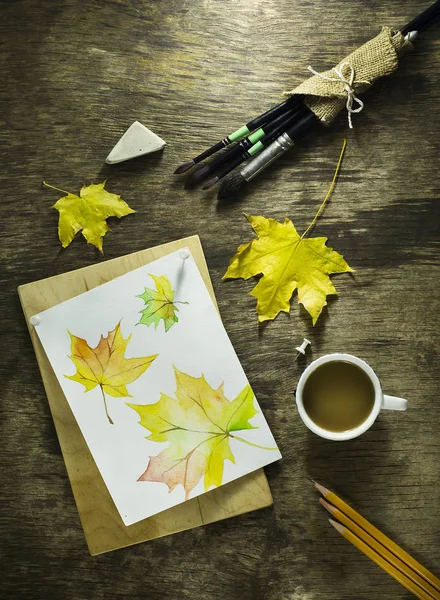 Cepillo de arte con bocetos y hojas de otoño — Foto de Stock