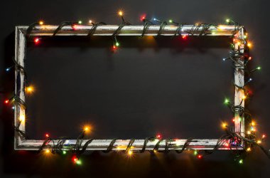 Eski kare üzerinde parlayan Noel ağacı garland