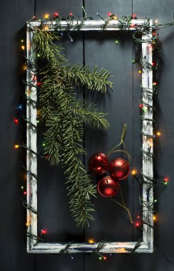 Süslemeleri ile eski kare üzerinde parlayan Noel ağacı garland